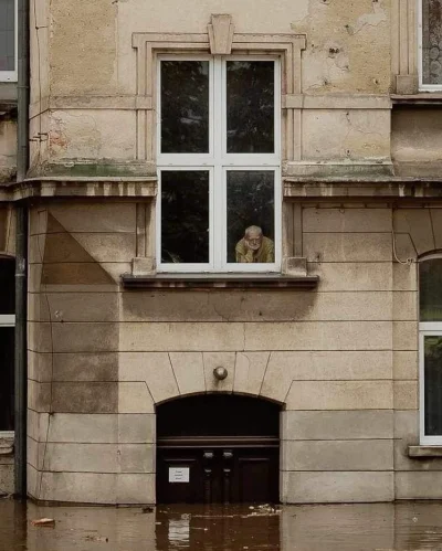 kolejnejuzkonto - @enforcer: Co za gówniany kadr, ledwie tego człowieka w oknie zauwa...