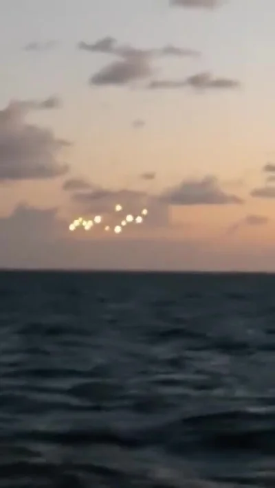 panDario - >Na nagraniu widać skupisko 14 świetlistych kul unoszących się na niebie n...