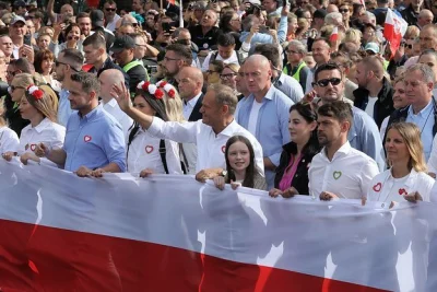 tmtm - Musi ta pani być kimś ważnym w partii. W pierwszym rzędzie szła na marszu w ni...