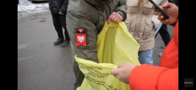 JanDzbanPL - Polski wolontariusz z orzełkiem i flagą bandery pomaga na Ukrainie, klat...