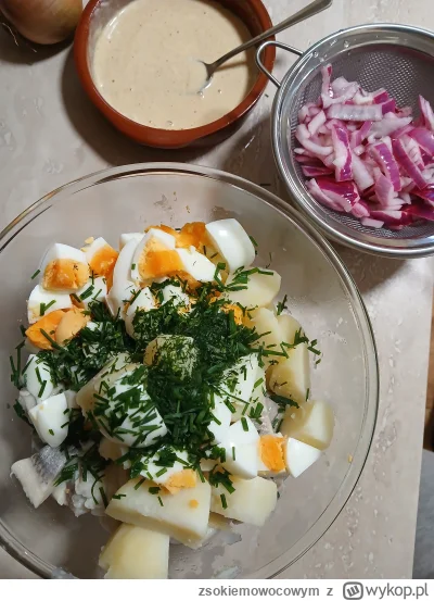 zsokiemowocowym - Salatka śledziowa, będę chuchac ludziom z pracy jutro.
#gotujzwykop...