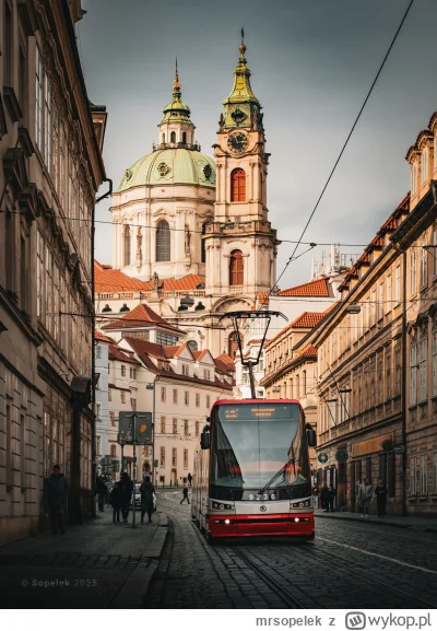 mrsopelek - Główny ciąg na Małej Stranie. Ulica Karmelitská na której końcu wzniesion...
