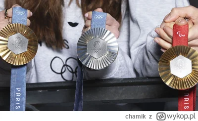 chamik - Dlaczego Klaudii zamiast medalu dostała rozprostowaną blachę od babeczki?

#...