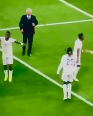 Beeercik - Nigdy nie przestanie mnie rozczulać to wideo, chyba najpiękniejszy obrazek...