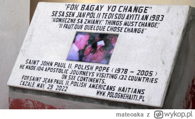 mateoaka - Pomnik Jana Pawła II na Haiti, w polskiej wiosce - Cazale. Z pomnikiem wią...