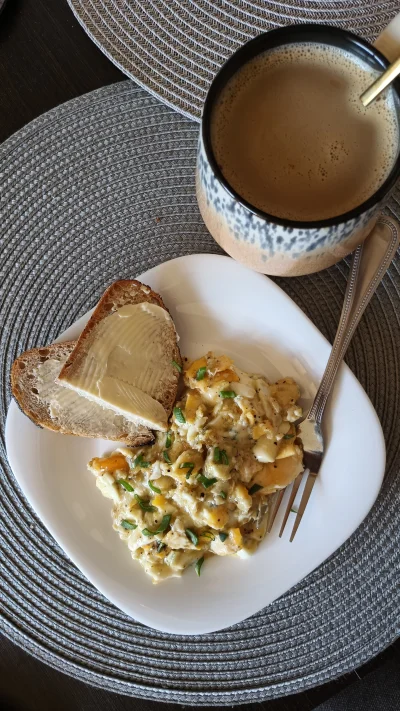 WenerowaAngela - Śmiadankom. Jajecznica na maśle z tłuczonym pieprzem i serem niebies...