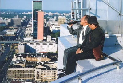 plyty_chodnikowe - To fotomontaż czy Marek Kondrat serio siedział na brzegu 30 piętro...
