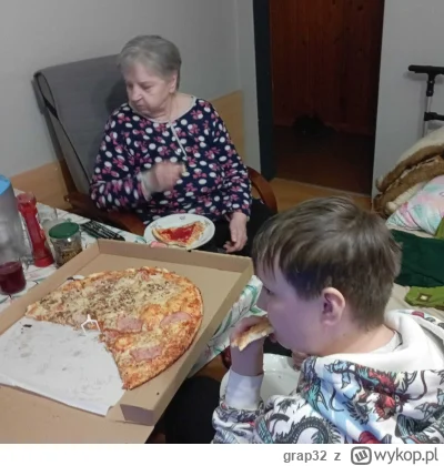 grap32 - - Babcia, mogę ten największy kawałek?
+ Tak Wojtuś, cała pizza jest twoja. ...