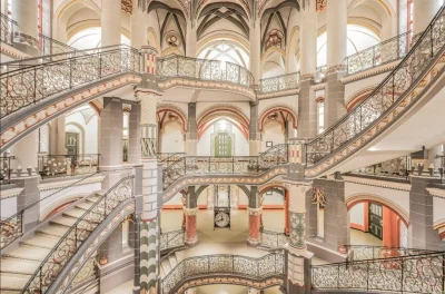 Loskamilos1 - Podwójne spiralne schody będące częścią budynku sądu w Halle, który poc...