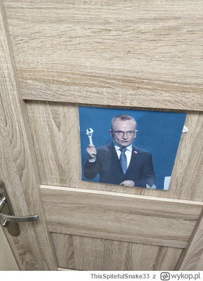 ThisSpitefulSnake33 - @ThisSpitefulSnake33 

Ja o nim pamiętam. W łazience na drzwiac...