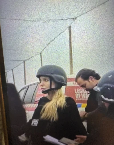 wfyokyga - Uwielbiam jak ciocia Angelina przyjeżdża do tych biednych dzieci na Ukrain...