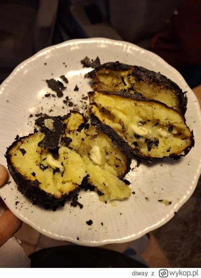 diway - Plony ziemi zapieczone w ognisku, do tego masło i sól. Jem że skórą takie dob...