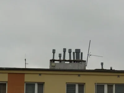 eewwp99 - #mieszkanie

Co to jest to coś na dachu bloku?