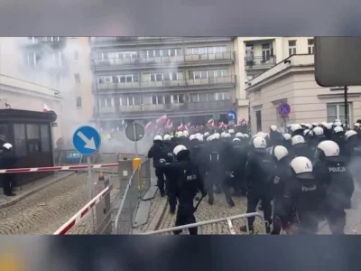 Nighthuntero - Policjant rzucający kamieniem w rolników, czuję się bezpiecznie
#prote...