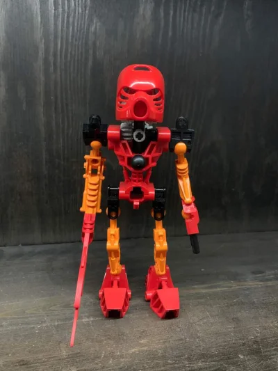 JBFC - W czerwonej wersji wygląda jak ten ludzik z bionicli xd