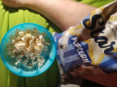 Ca_millo - Huop je popcorn i ogląda film "Nocny kowboj".
#przegryw