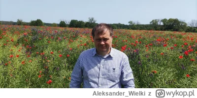 Aleksander_Wielki - Zabawnie wygląda ruski menel ubrany w koszulę na polu z kwiatami ...