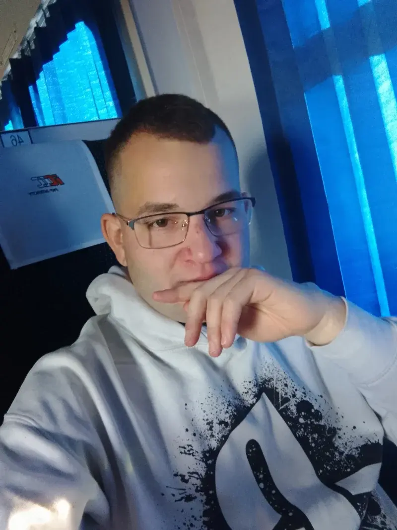 vantablank - #przegryw

świeżo po fryzjerze i jadę do łodzi pociągiem a wy zazdrośni