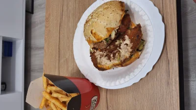 losowynick13 - no i to jest prawdziwy burger z chamskim kawałem kurczaka, a nie te pe...
