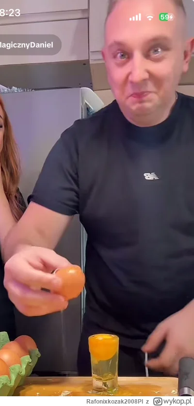 Rafonixkozak2008Pl - Nieoficjalny współzałożyciel FAME MMA spożywa surowe jajko je na...