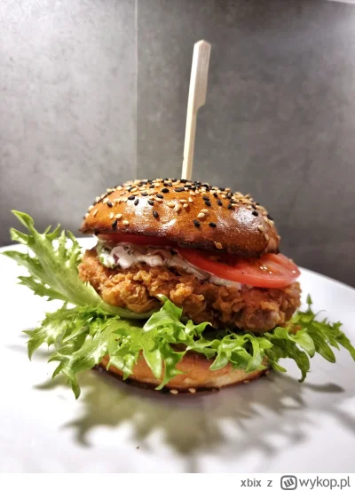 xbix - Dzisiejsza kolacja - chrupiący chicken burger w domowej bułce z sosem z ogórkó...