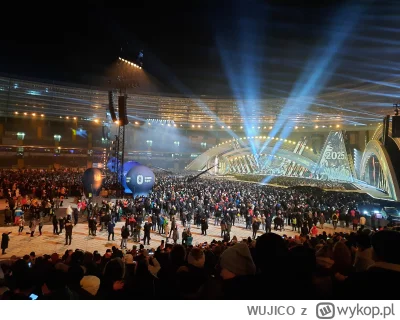WUJICO - Zdj z godziny 0:03. 3/5 płyty zapełnione+sporo ludzi na trybunach. Ogólnie w...