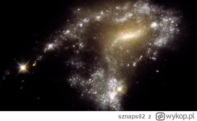 sznaps82 - Galaktyka AM 1054-325 została zniekształcona do kształtu S z normalnego, s...