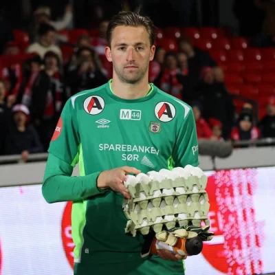 tomwick55 - Bramkarz Jan de Boer w nagrodę za tytuł MVP meczu z Bodo w lidze norweski...