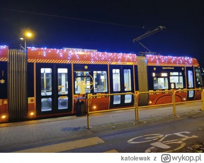 katolewak - @Loonathicc amatorzy... W #perlapulnocy jeździ Świąteczny Tramwaj.

#bydg...