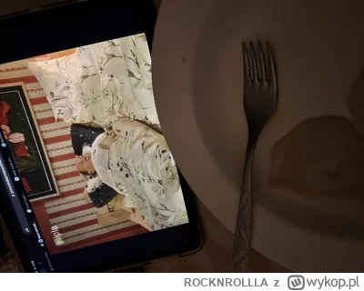 ROCKNROLLLA - Chlop #trzydziestoletni  oglada #rodzinaprzestepcza i je pierogi  o 4 r...