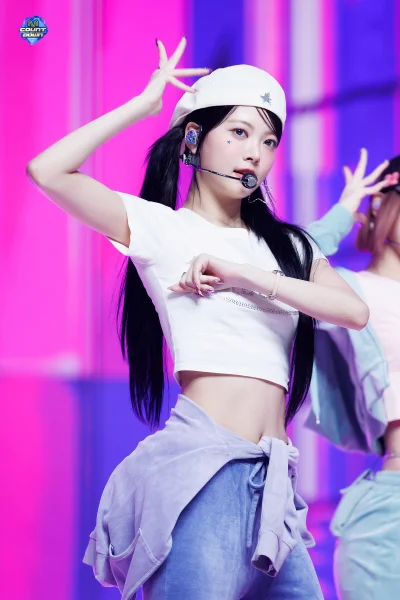 XKHYCCB2dX - #koreanka #eunchae #lesserafim