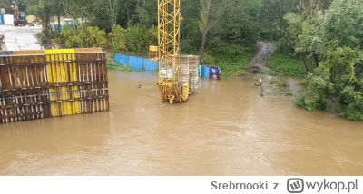 Srebrnooki - W Bolesławcu firma budująca nowy most nad Bobrem nie zabezpieczyła dźwig...