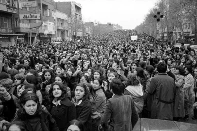 Kumpel19 - Irańskie kobiety protestują przeciwko przymusowemu noszeniu hidżabu wprowa...