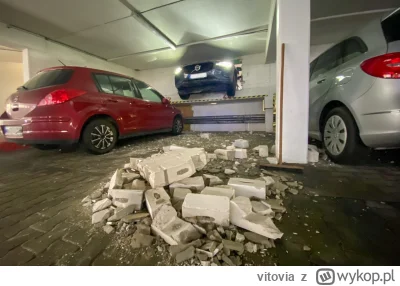 vitovia - W niemczech babka przebiła ścianę na parkingu a #volvo całe. Zderzak powgni...