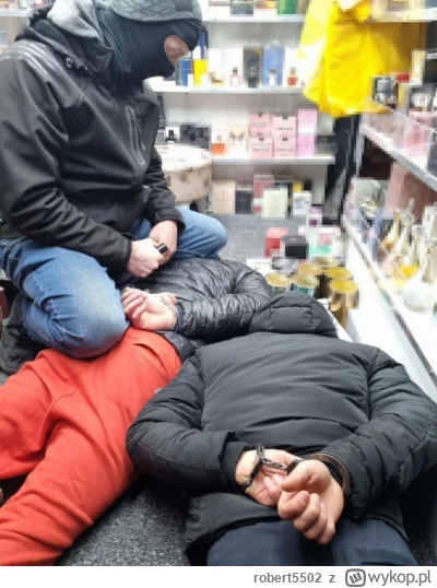 robert5502 - Policja zwinęła perfumerię 
Operacyjni z Otwocka zatrzymali 5 podejrzany...