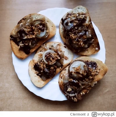 Clermont - Co wy wiecie o polskiej kuchni, dzieciaki ( ͡º ͜ʖ͡º) Oto tosty z cebulką d...