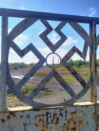 sylwke3100 - Sosnowiec 

Przebijająca się przez pozostałości bramy wieża szybu Kazimi...
