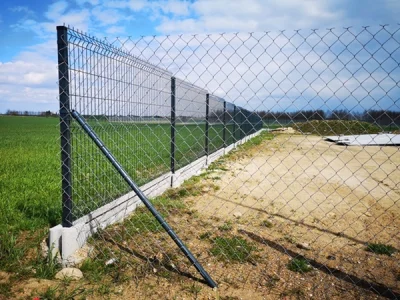 tojestmultikonto - @lunaria: Koty tak się wspinają na ogrodzenie z drutu - i hop. Już...