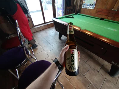 SzycheU - Poszedłem do osiedlowego baru zagrać sobie w bilarda z lokalami #piwo #bar ...
