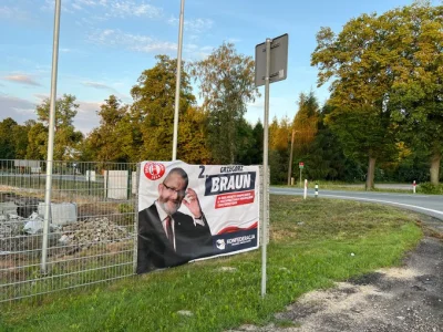 a_maze - Dziennikarz Gazety Żydowskiej niszczy plakaty wyborcze niekoszernego kandyda...