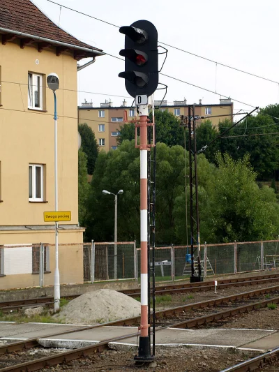 KaiserBrotchen - >pociąg zatrzymał się na złym torze, albo jest remont i jedzie inną ...