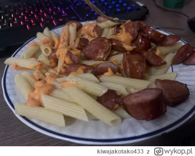 kiwajakotako433 - Spaghetti z rurkami makaronami, kiełbasą i sosem sriracha-mayo, ala...