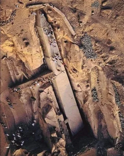 atteint - nigdy nie dokończony 3500-letni obelisk w Egipcie.