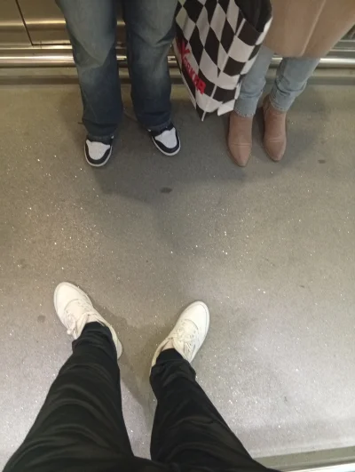 Robert_robinson - Trukel jedzie windą w galerii a obok jakieś Juleczki ale one dla os...