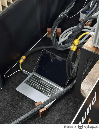 Roszp - A tutaj mamy zawężacz sceny w postaci przejściówki USB. 
Niestety, na targach...