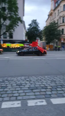 derezeus - Wczoraj widziałem  jak to w Monachium  policja obstawiała lokale przy Leop...