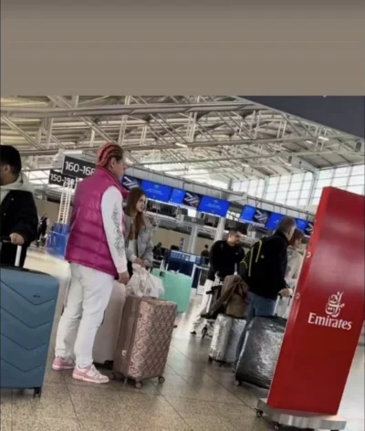 eMszou - @stanley-fieldmaster: Dziewczyna ?Przecież to jakieś dziecko.