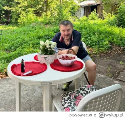 piSSowiec39 - Prosze jaki ładny stolik i krzesełka ,truskaweczki,fikuśne kwiatuszki, ...