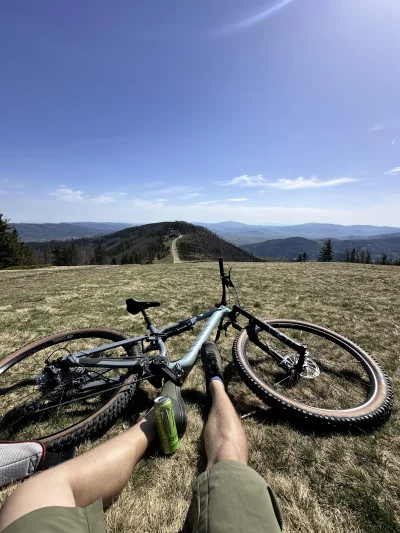 Otwarte_Okno - Chłop wybral się na rowerowy spierdotrip i jest fajnie, sam na szczyci...