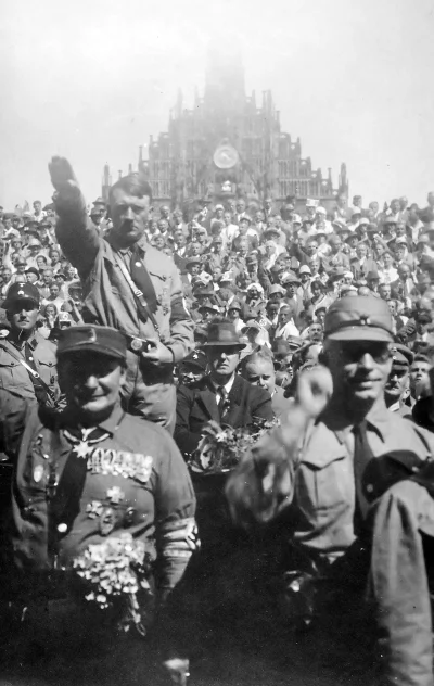 wfyokyga - Hitler at Nazi party rally, Frauenkirche, Nuremberg, Germany 1929
#fotogra...